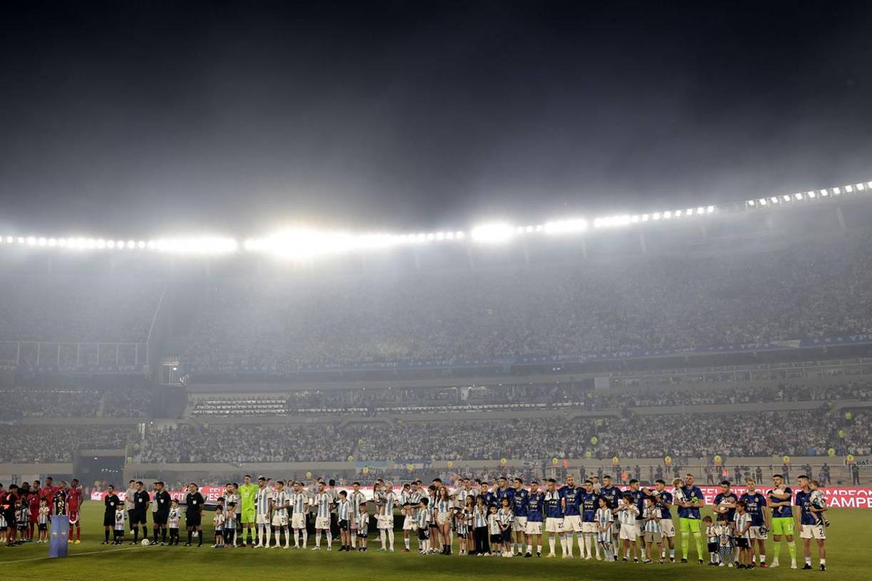 El estadio Monumental de River Plate lució repleto de aficionados argentinos.