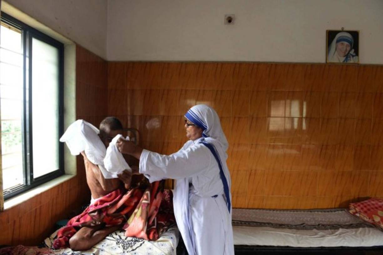 Otras de sus obras: la Madre Teresa y otras hermanas de su congregación establecieron sitios para rescatar a las mujeres violadas y torturadas que dejó la Guerra de Liberación en Bangladesh, en 1971. En 1982, rescató a 37 niños que estaban atrapados en un hospital de Beirut tras negociar un cese al fuego entre el ejército israelí y las guerrillas palestinas. A finales de la década de 1980, se embarcó en decenas de proyectos en los países comunistas. Además, viajó para asistir y atender a varios hambrientos en Etiopía al igual que a las víctimas del accidente de Chernóbil.