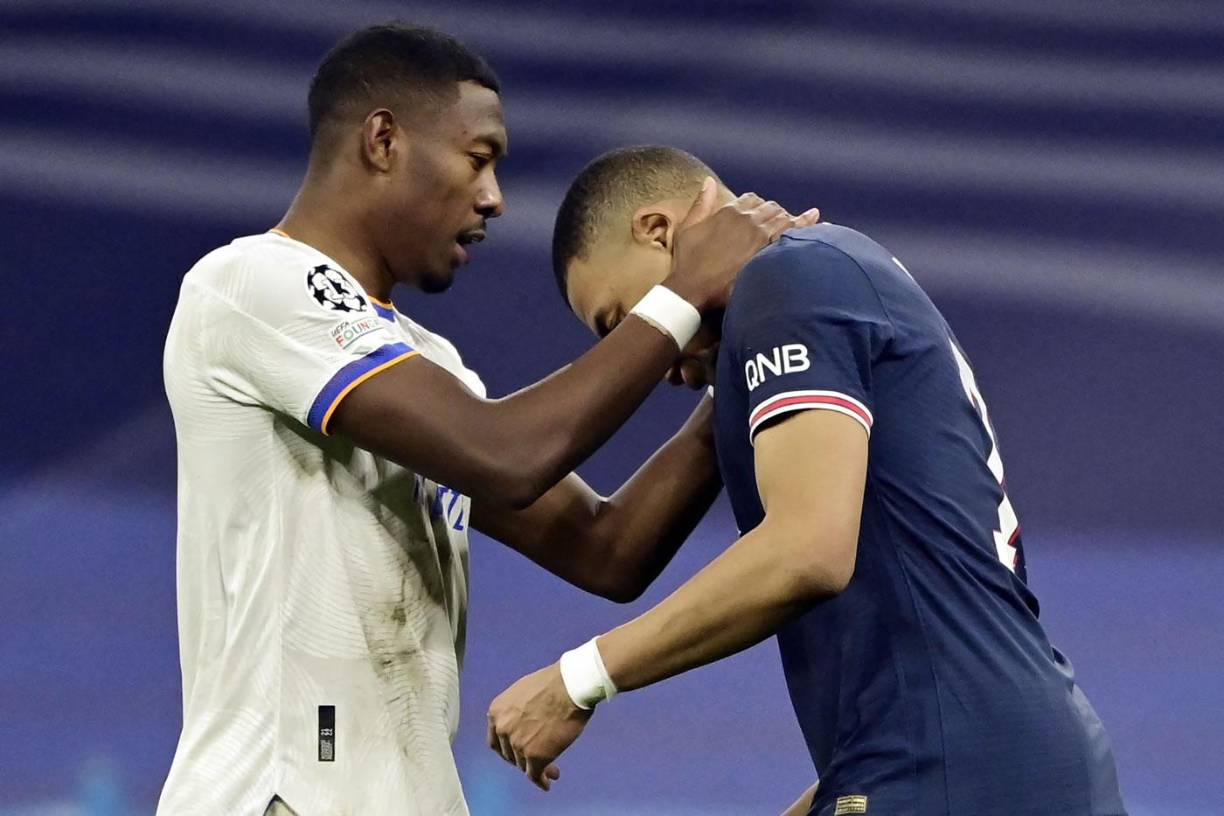 Mbappé fue consolado por David Alaba al final del partido.