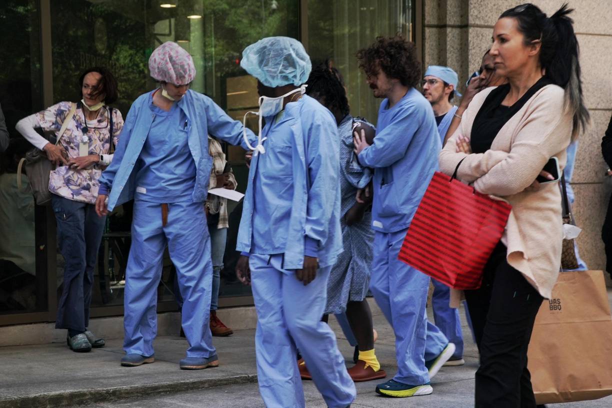Tres de los heridos fueron transportados al hospital para recibir tratamiento y una cuarta persona fue declarada muerta en el lugar donde se produjo el suceso, un edificio de oficinas perteneciente a una empresa médica. 