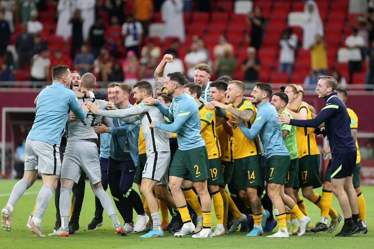 Los jugadores de Australia celebran la clasificación al Mundial de Qatar 2022.