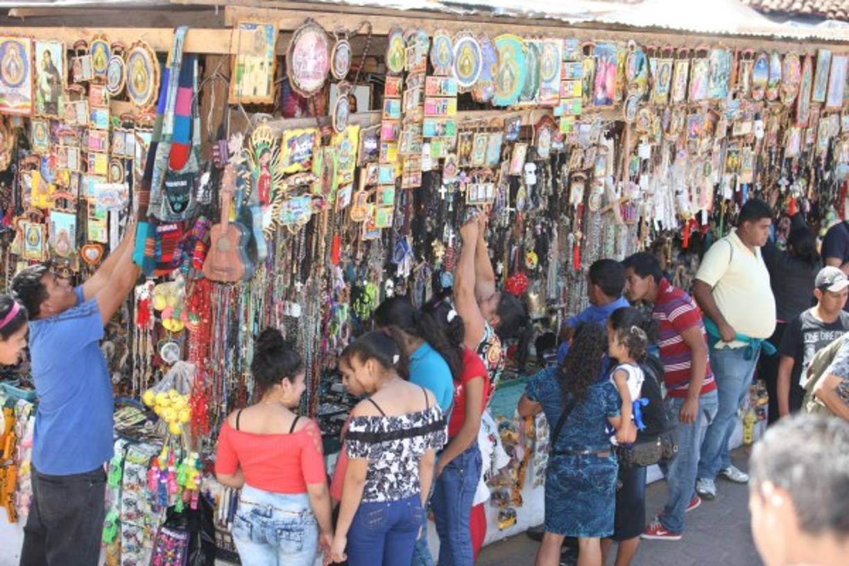 Los devotos comprar recuerdos de la Virgen de Suyapa para mantener su fe.