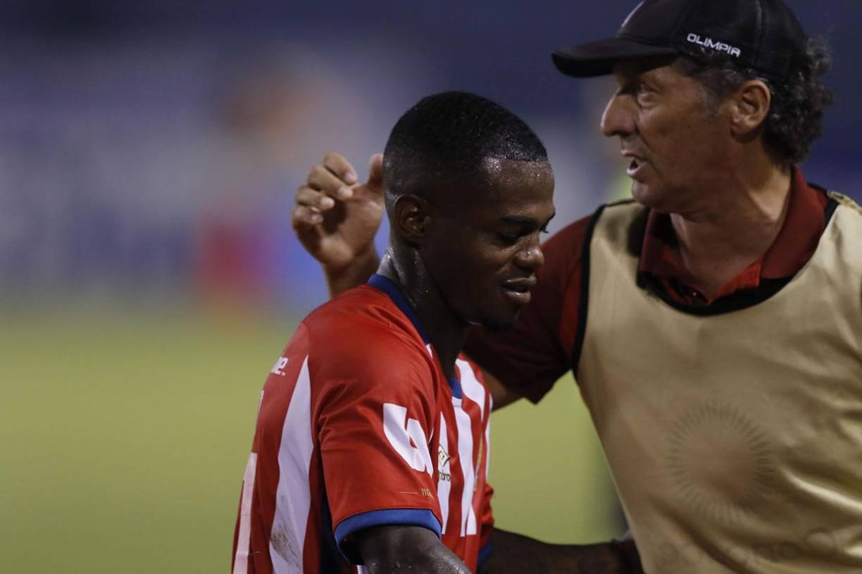 Pedro Troglio recibió a Edwin Solani Solano con un abrazo al salir de la cancha.