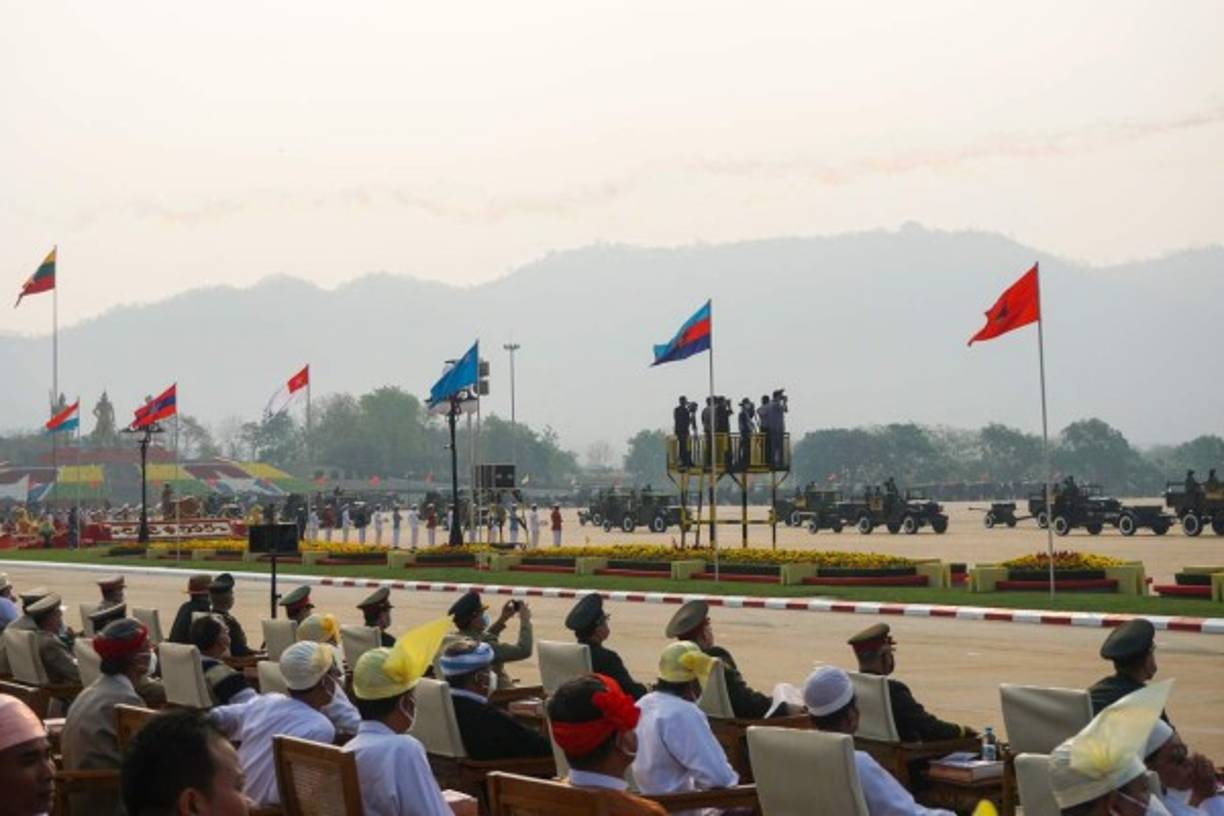 El líder de la junta, el general Min Aung Hlaing, volvió a justificar el golpe por el presunto fraude en las elecciones de noviembre, en las que venció el partido de Aung San Suu Kyi, y prometió ceder el poder tras unas nuevas elecciones. Foto AFP