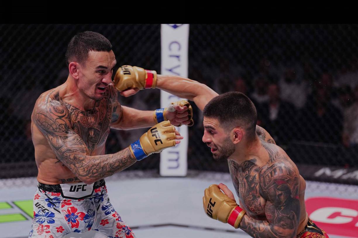 Topuria cumplió con la amenaza pasado un minuto del tercer asalto, cuando conectó un tremendo derechazo en el rostro de su oponente que hizo temblar todo su cuerpo. 