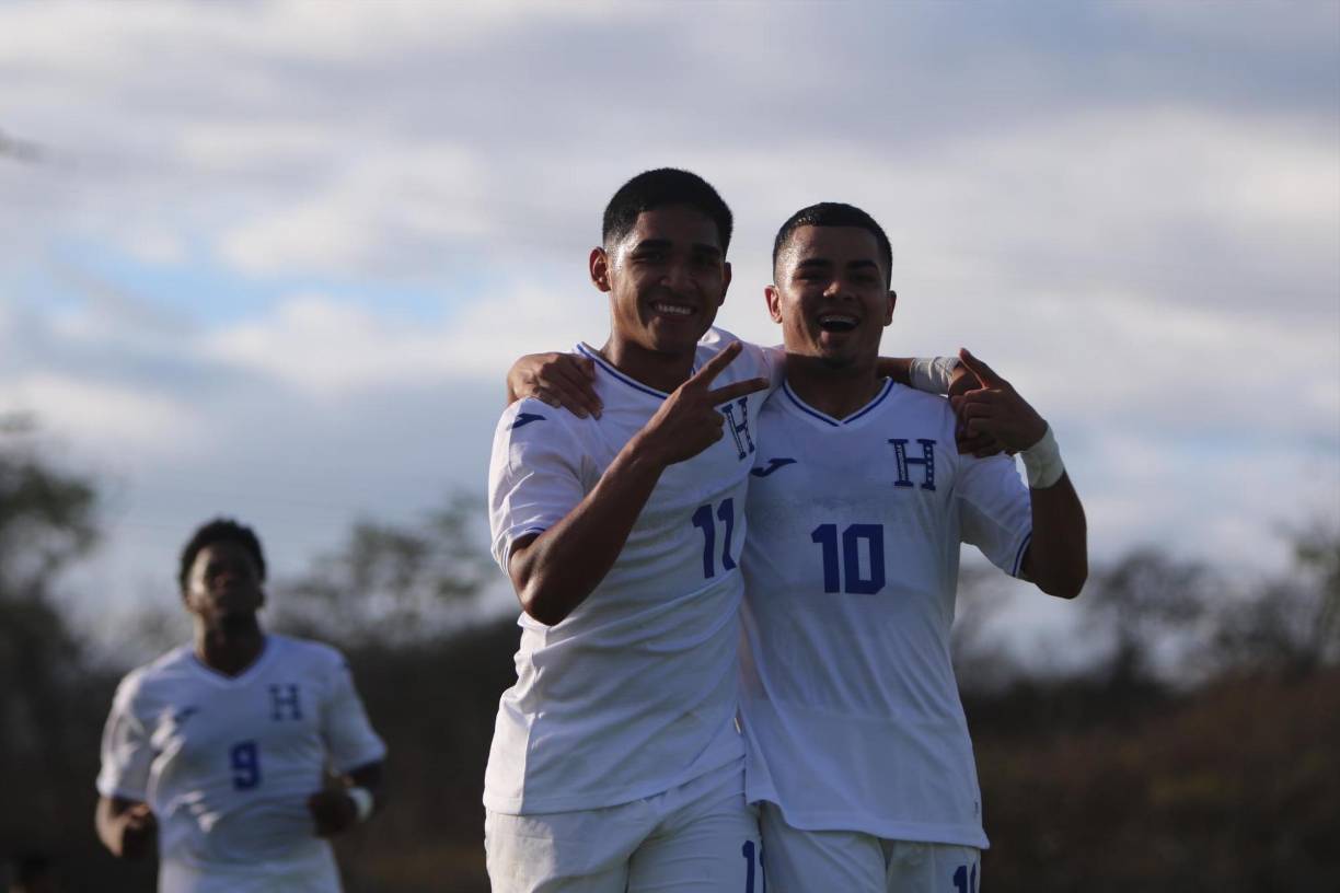 Marco Aceituno celebrando su gol ante República Dominicana con Isaac Castillo.