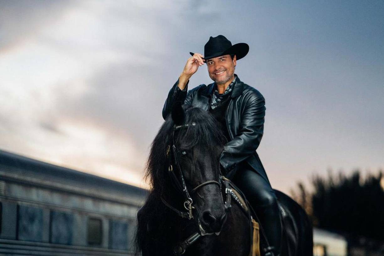 Chayanne regresa con nuevo disco bajo el brazo, Bailemos Otra Vez, y aunque por adelantado ya lanzó tres temas (“Te Amo y Punto”, “Como Tú y Yo” y “Bailando Bachata”) que han sido exitosos, no da por sentado nada.