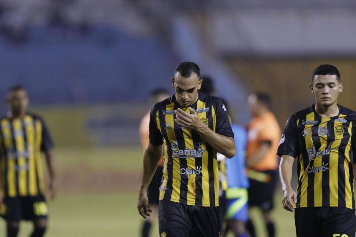 Devron García, ya sin el vendaje, y Júnior García, con rostros tristes por la derrota del Real España.