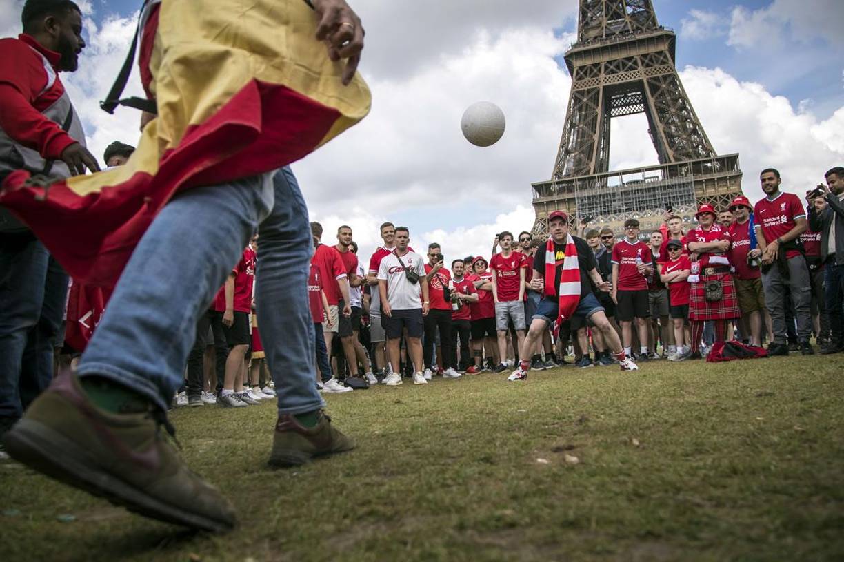Los hinchas ingleses aprovecharon para jugar a la pelota en los alrededores de la Torre Eiffel.