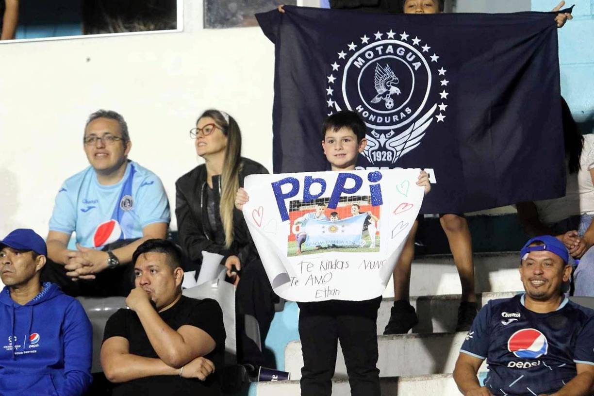 ”Papi, no te rindas nunca. Te amo: Ethan”, dice en la pancarta que llevó el hijo del portero argentino Jonathan Rougier.