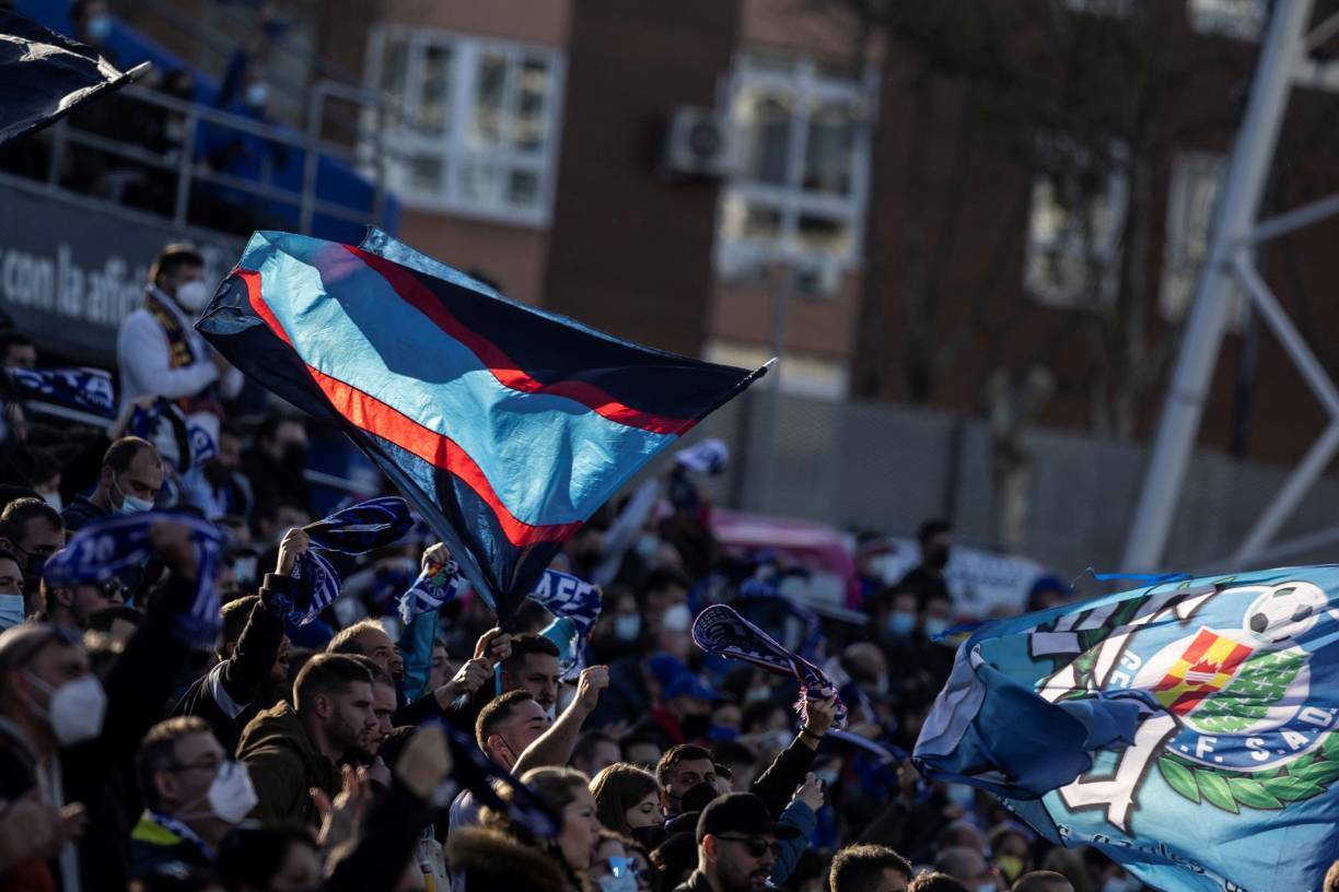 La afición del Getafe celebrando la victoria ante Real Madrid, club al que no le ganaban desde el 2012.