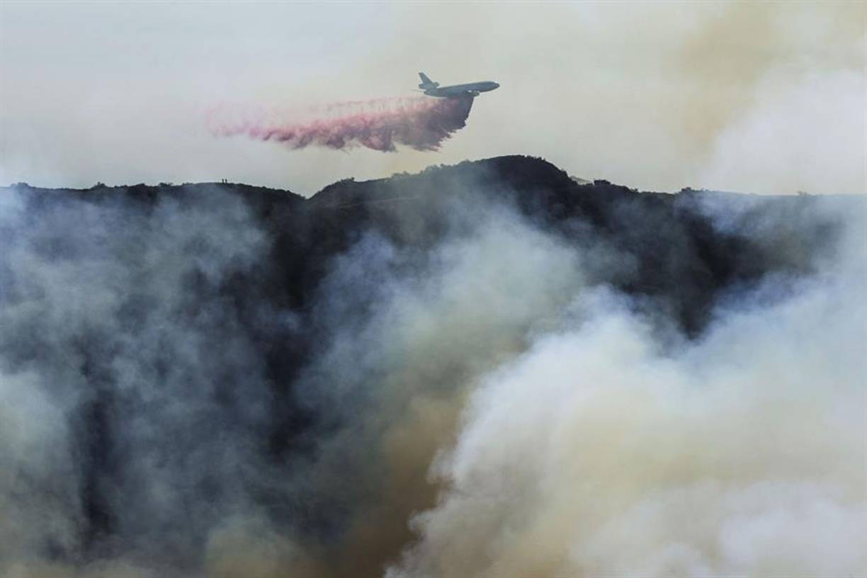 Las cuadrillas de bomberos que combaten los graves incendios de Los Ángeles enfrentarán condiciones meteorológicas adversas a partir del lunes, alertaron las autoridades locales.