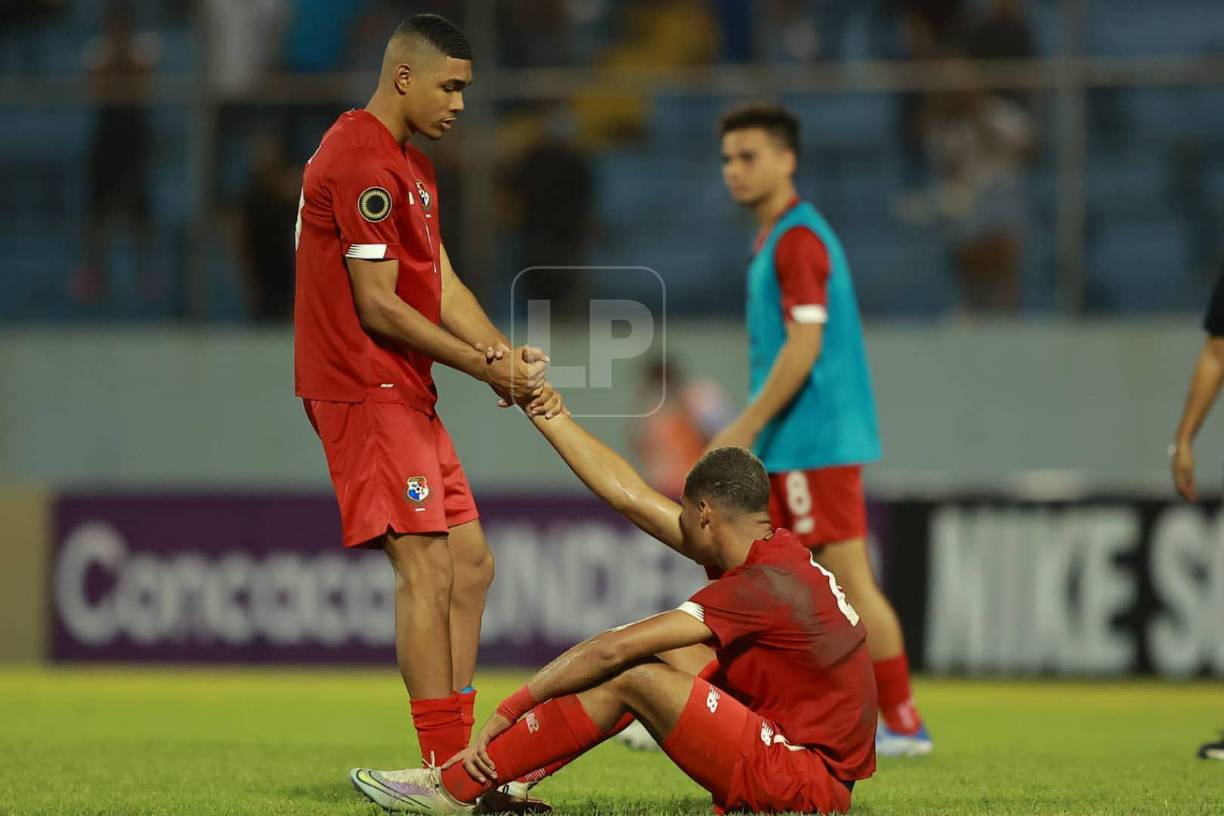 Algunos jugadores de Panamá se consolaron entre ellos en el césped del estadio Morazán. 