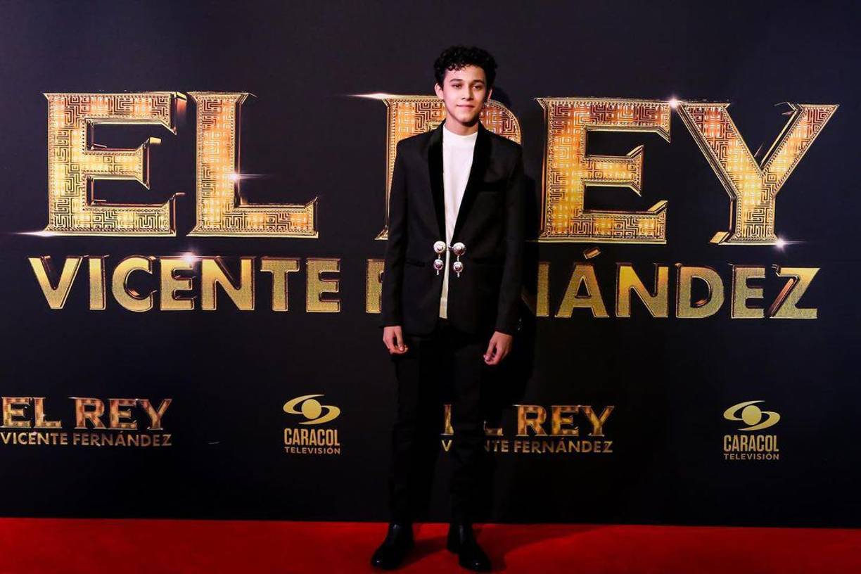 Sebastián García tiene 14 años y tres años de ser actor de doblaje. Fue el encargado de hacer el papel de Vicente como adolescente. Ha participado en doblajes para películas de Hollywood y es conocido por personajes como Diego, en la serie Viaje al centro de la tierra de Disney Plus.