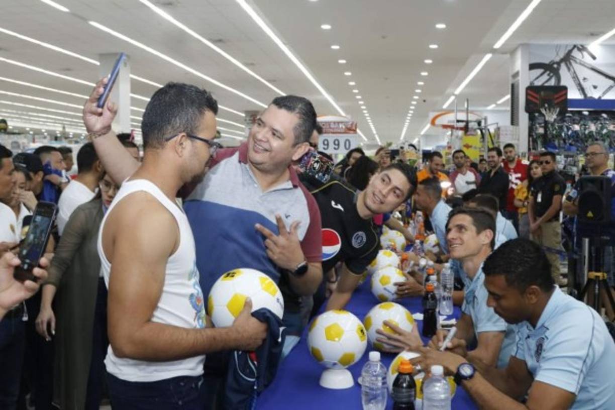 Los sampedranos del Motagua llegaron a darle el respaldo al club capitalino de cara al clásico que se realizará este domingo ante Olimpia en el estadio Olímpico de San Pedro Sula.