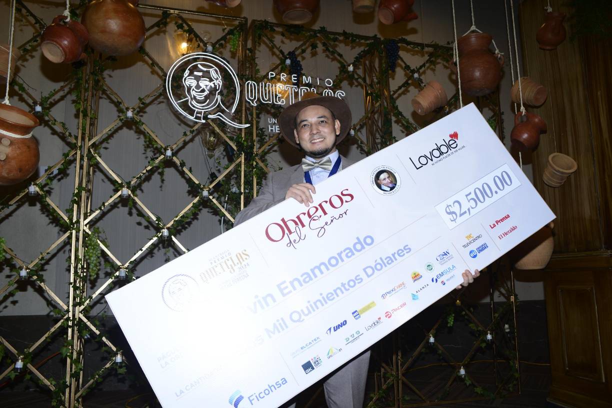 Kelvin Enamorado de Warriors Zulu Nation y su cheque obtenido de 2500 dólares para su fundación. 