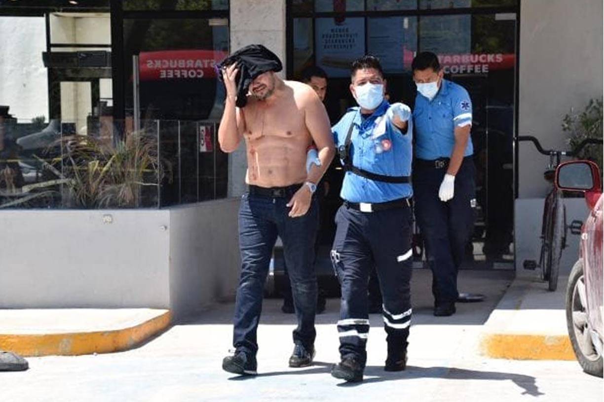 Tras el suceso, paramédicos de la Cruz Roja arribaron a la zona para atender al hombre originario de Nuevo León.