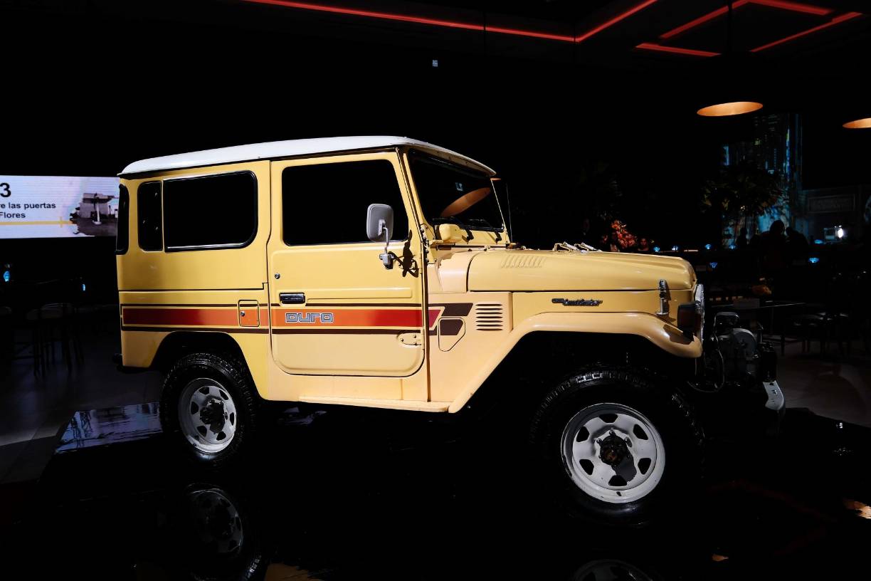 Uno de los modelos clásicos de Toyota Land Cruiser exhibidos en el recinto.