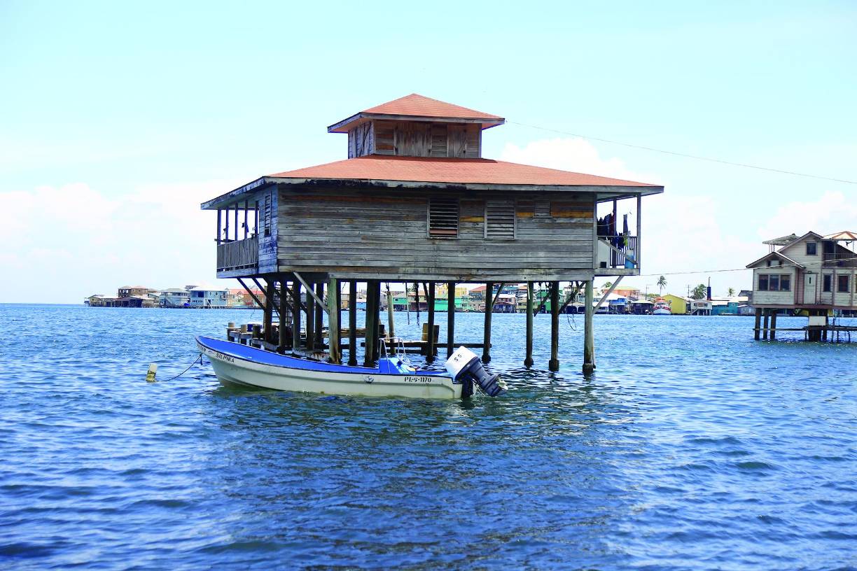 Si el plan es quedarse en el cayo, lo primero que debe buscar es hotel. El Miller (propiedad del alcalde) y El Rosario, uno más modesto, pasan llenos los fines de semana, pero con suerte puede hallar alguna habitación. Pero si la idea es aventurarse a un destino más paradisiaco, la opción es tomar una lancha que le puede costar de L800 a L1,000.