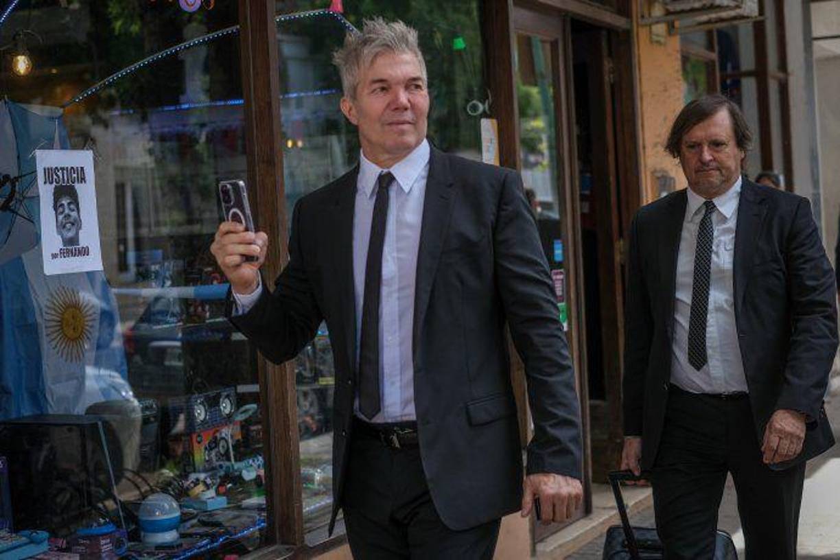  Fernando Burlando, el abogado de la familia de Fernando Báez, es la figura del momento en Argentina ya que logró ganar el juicio. “Ocho condenas, creo que esto es solo el comienzo, el primer paso a una respuesta que realmente acaricie el corazón de Fernando. Entendemos y entendimos siempre que fue una Justicia contemplativa”, lanzó. 