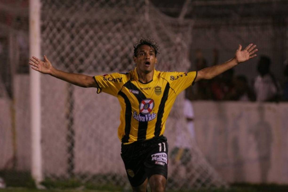 Tras haber estado un año con Olimpia, Everaldo Ferreira se fue a Uruguay y luego en el 2007 volvió a Honduras en donde fichó por Real España. Con el club sampedrano ganó un título.