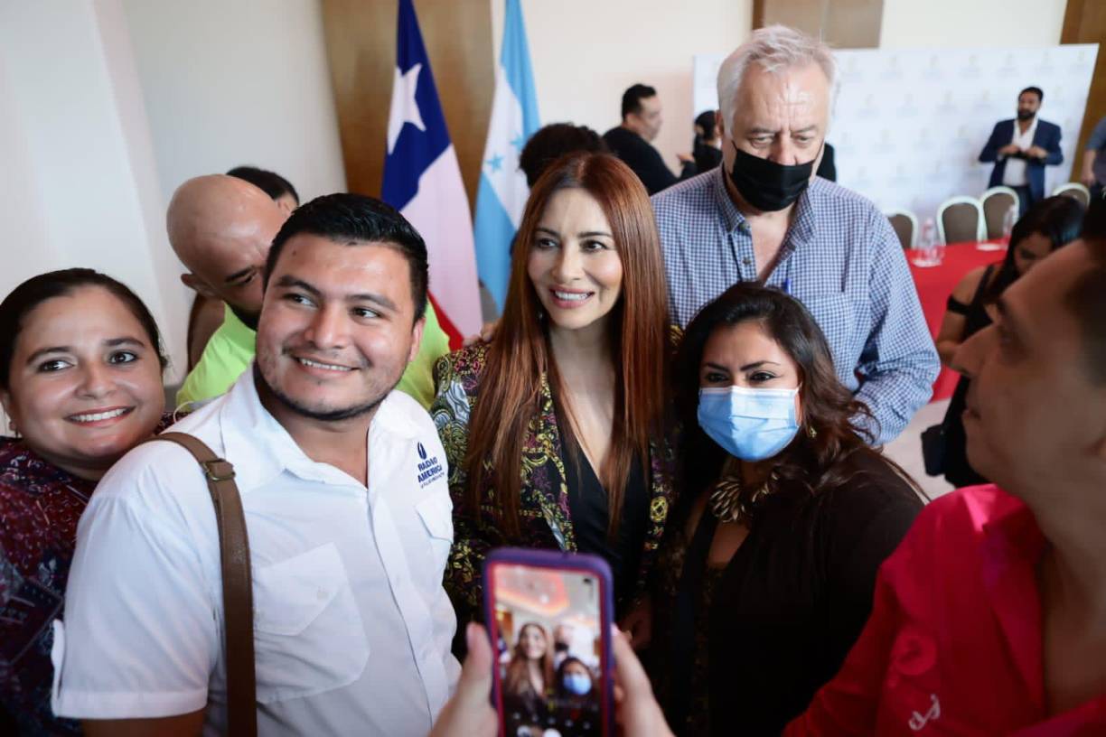 La artista desborda dulzura y amabilidad, y atendió muy amablemente a los medios de comunicación y seguidores que llegaron al hotel Copantl.