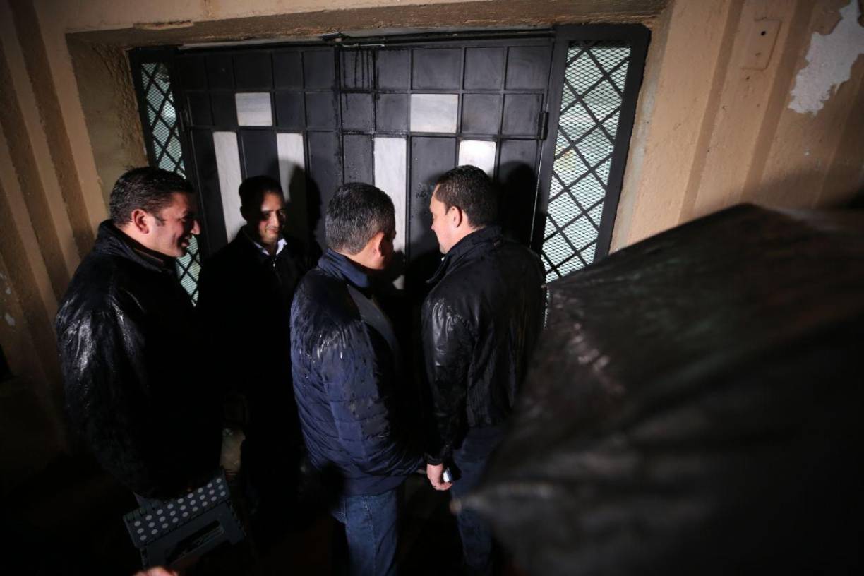 Mientras los bajos del CN continuaban llenándose de colectivos, insultan a los diputados de oposición que exigen el ingreso al órgano unicameral.