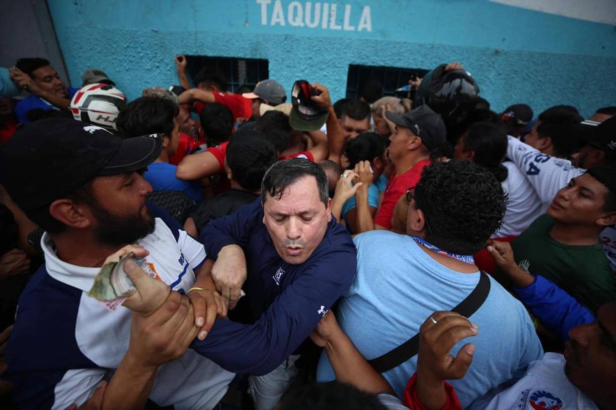 Desesperación, malestar y largas filas en venta de boletos de la Gran Final