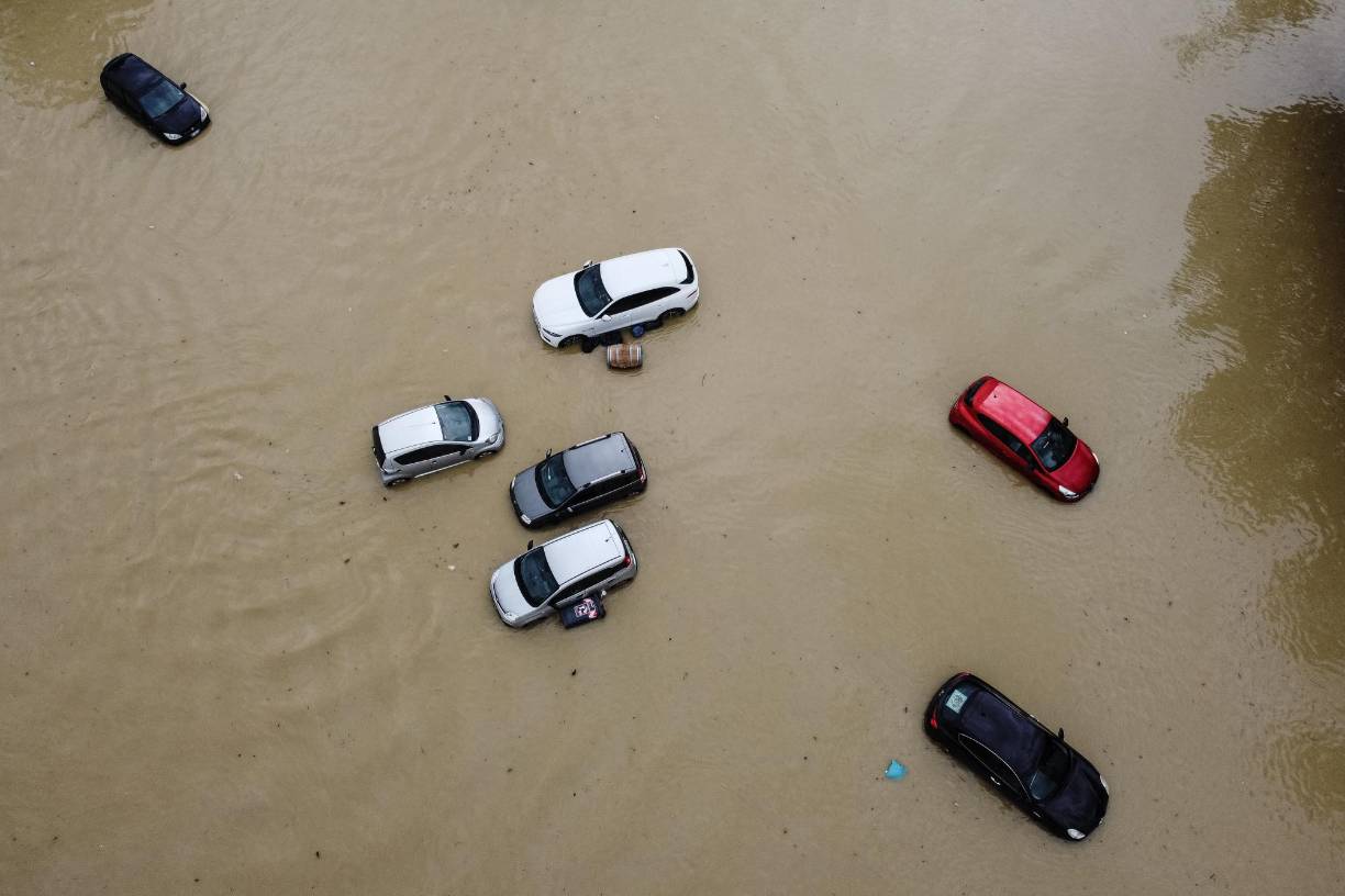 La depresión que está golpeando <b>Italia</b> causó igualmente <b>inundaciones</b> del otro lado del mar Adriático, en Croacia y Bosnia, sin causar víctimas mortales por el momento.