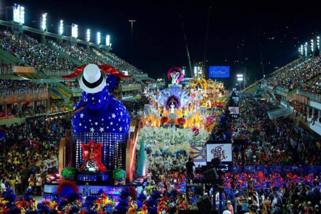 La Portela, una de las escuelas más tradicionales de Río y una de las favoritas a llevarse el premio por la majestuosidad de su presentación y el pegajoso ritmo de su enredo, se centró en la cultura popular y dedicó el desfile a la cantante y compositora Clara Nunez, una de las voces más reconocidas de Brasil.