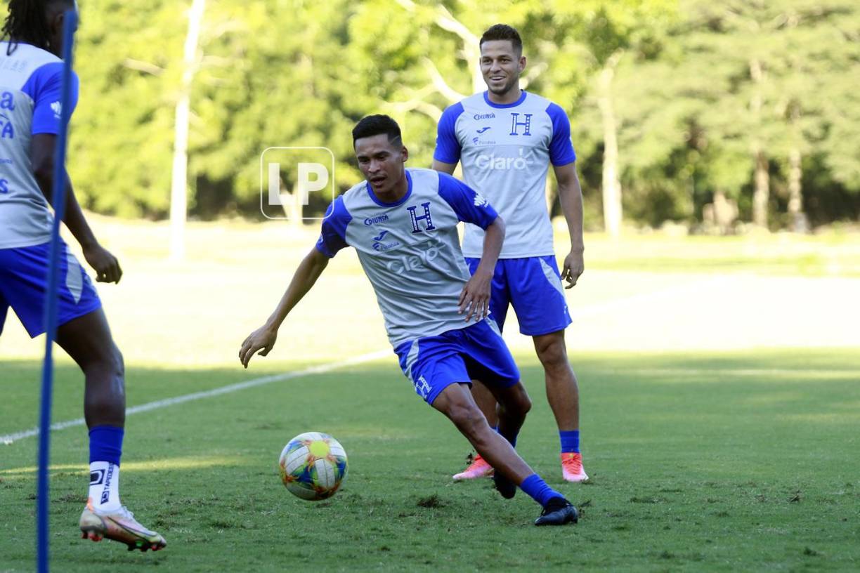 Juan Ángel ‘Camellito’ Delgado marcando a Alberth Elis durante la práctica.