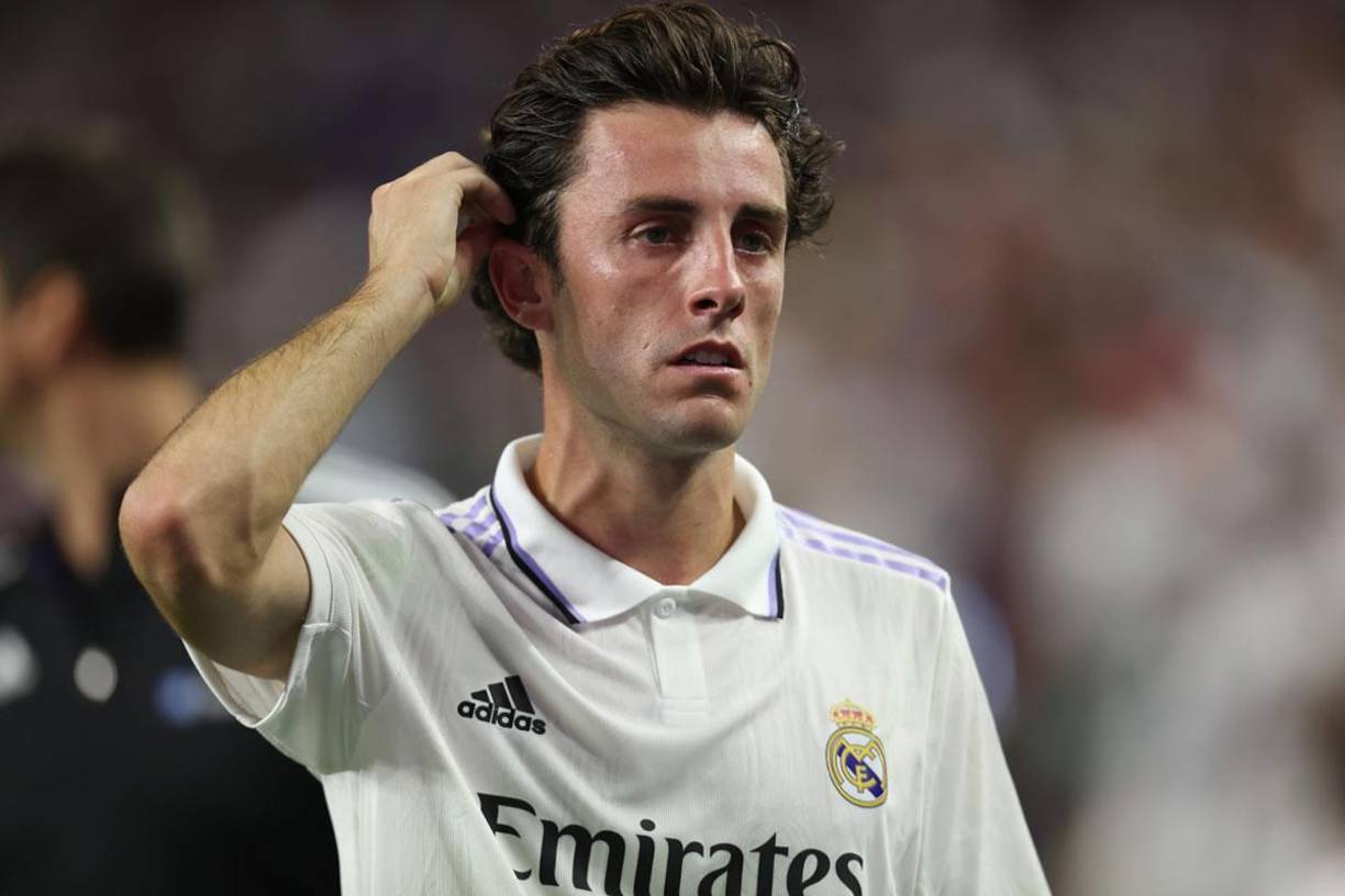El lateral derecho español, Álvaro Odriozola, está en negociaciones para volver a la Real Sociedad en el próximo mercado de fichajes de verano. El jugador de 27 años se encuentra buscando una salida del Real Madrid, ya que no entra en los planes del conjunto merengue y apenas ha tenido minutos en toda la temporada.