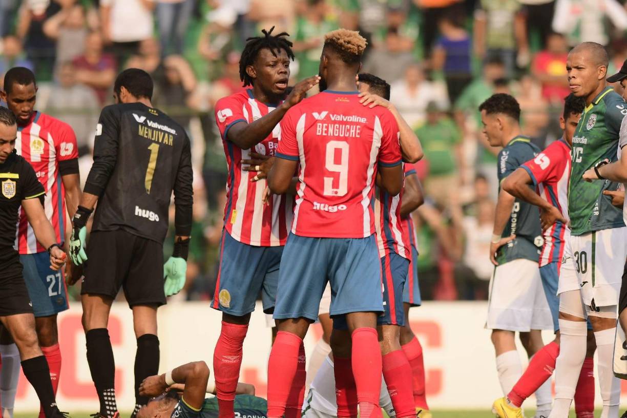 El clásico fue caliente ya que en trascurso del juego ambos equipos protagonizaron peleas.