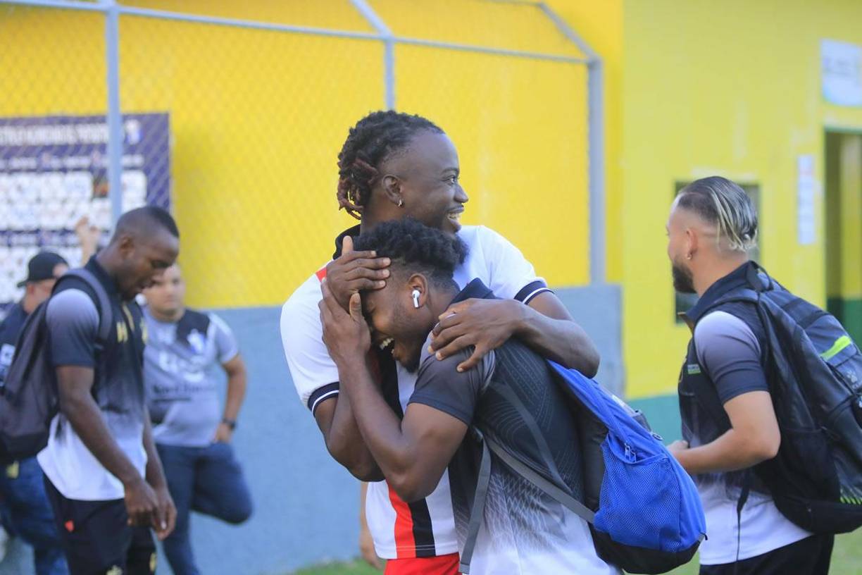 ‘El Virus’ Martínez saludo de manera muy cariñosa a sus excompañeros del Honduras Progreso.