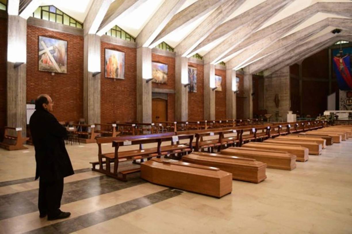 Los sacerdotes están particularmente expuestos, pues visitan a los enfermos y ofician funerales en presencia de los familiares más cercanos del fallecido.