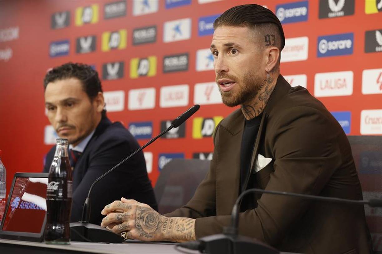 El central Sergio Ramos se despidió este martes como futbolista del Sevilla. Se va con los dos objetivos con los que llegó “cumplidos” y aseguró que seguirá su carrera como jugador porque tiene ganas de competir y se encuentra a sus 38 años bien físicamente, aunque apuntó que aún no tiene decidido su futuro ni nada firmado con otro club.
