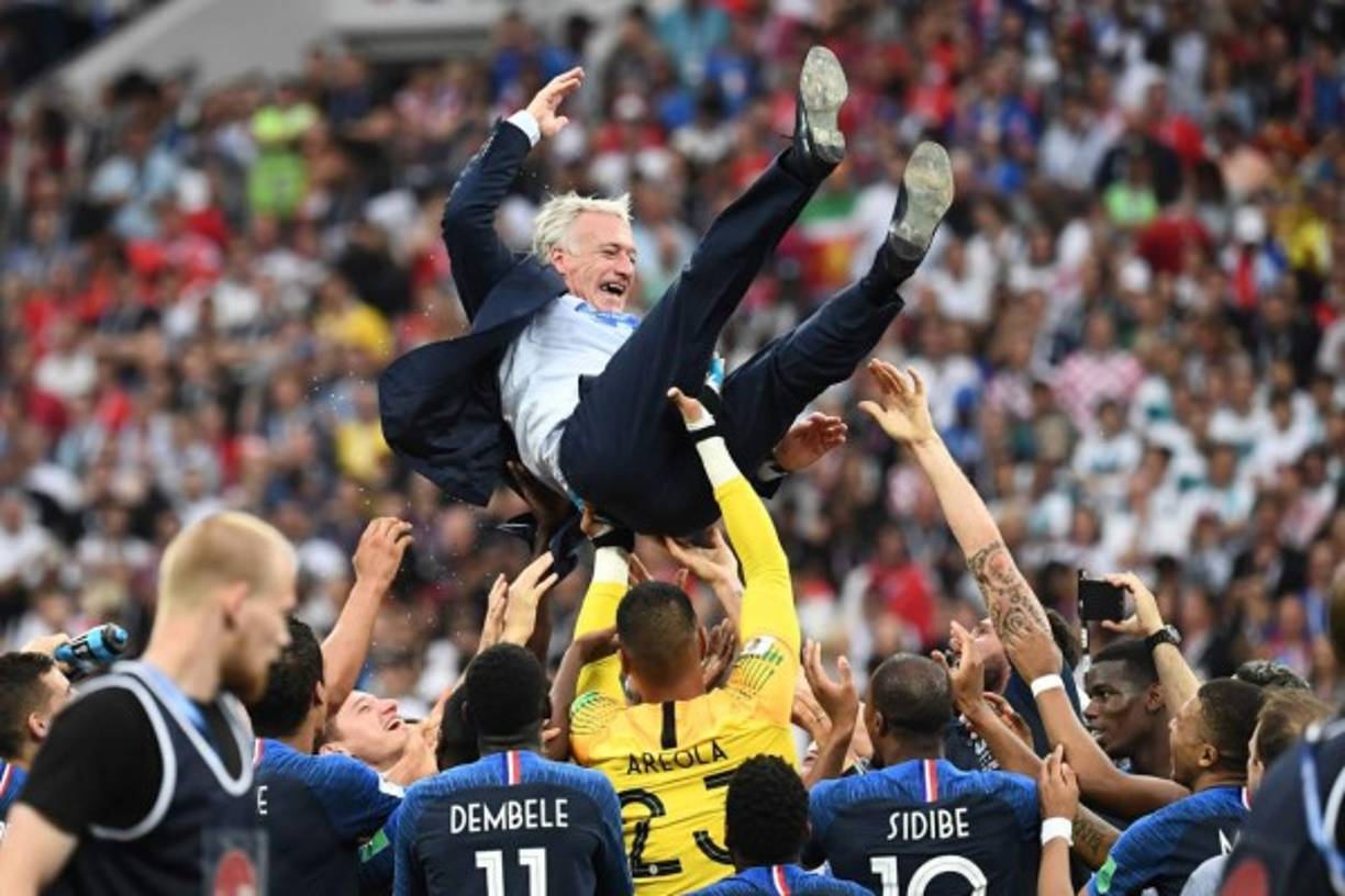 Didier Deschamps, entrenador de Francia, fue manteado por sus jugadores tras ganar la final a Croacia.