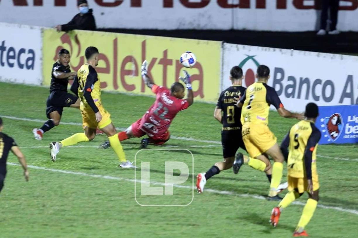 Iván López enviando un centro para Gonzalo Klusener. El argentino tenía el arco de frente para marcar, pero falló.