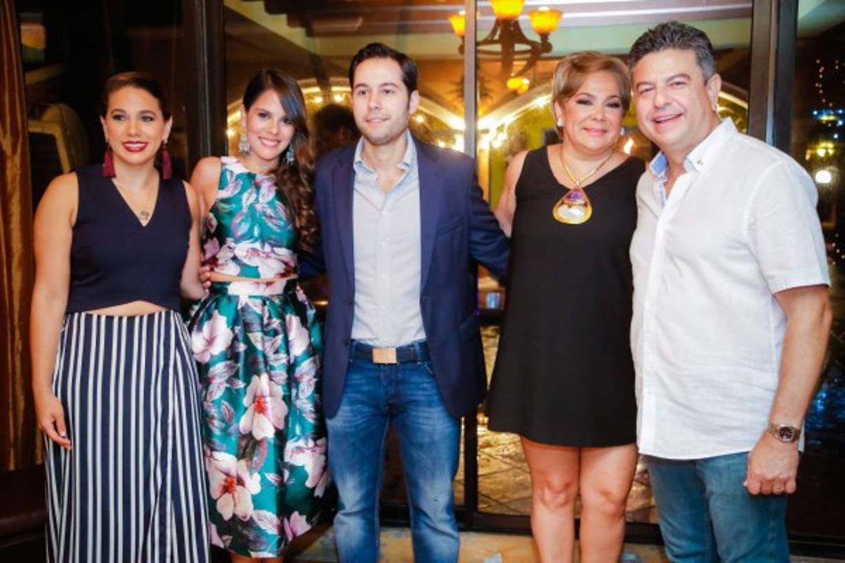 Nicole Vaquero, los novios, Pamela y Tomás Vaquero.