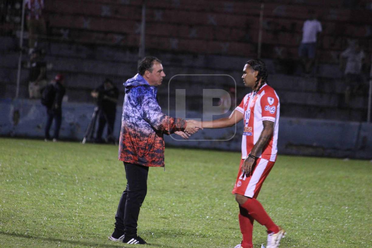 Tras el pitazo final, Gullit Peña saludó personalmente a su entrenador Fernando Mira como muestra de agradecimiento por haber permitido que ingresara al juego.