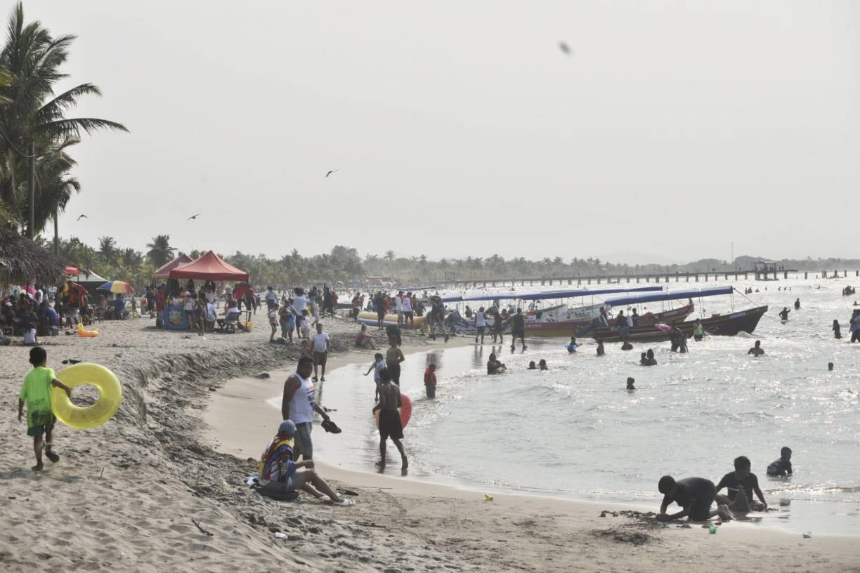 Las familias hondureñas aprovechan los días de feriado para disfrutar de las bellas playas de Tela. 