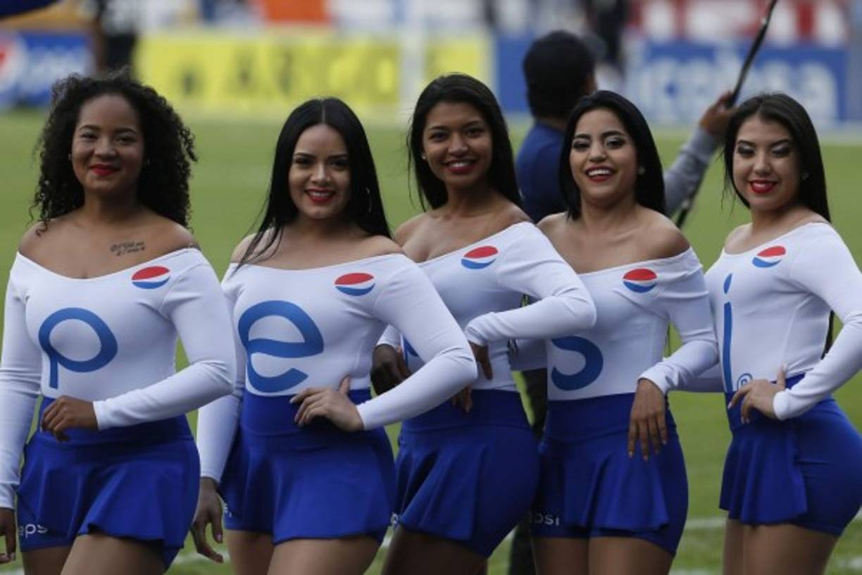 La presentadora deportiva Pamela Canales (segunda de izquierda a derecha) trabajando como edecán en la gran final.