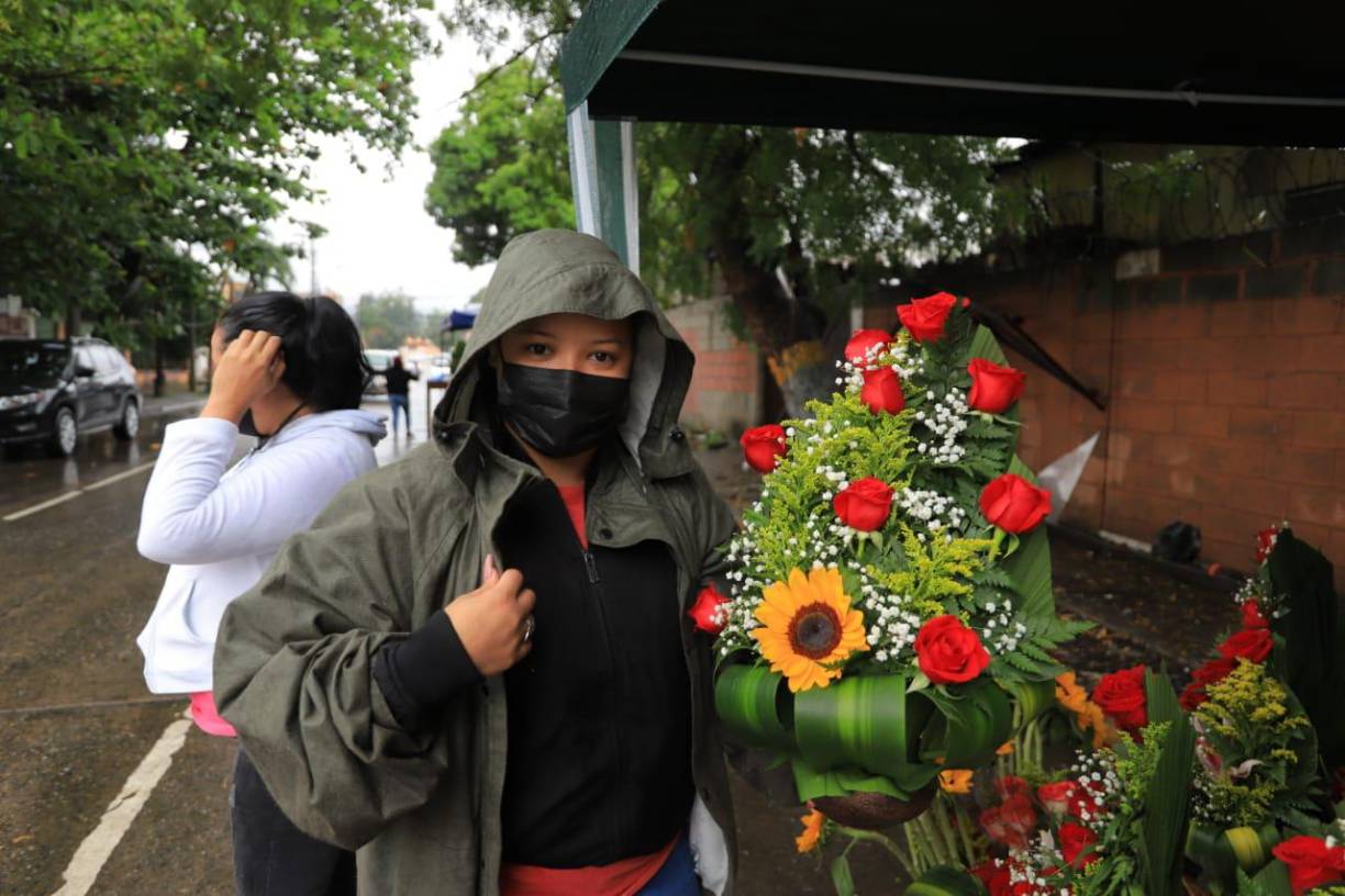 ¡Ni la lluvia los detuvo! Enamorados acuden a Guamilito por el Día del Amor y la Amistad