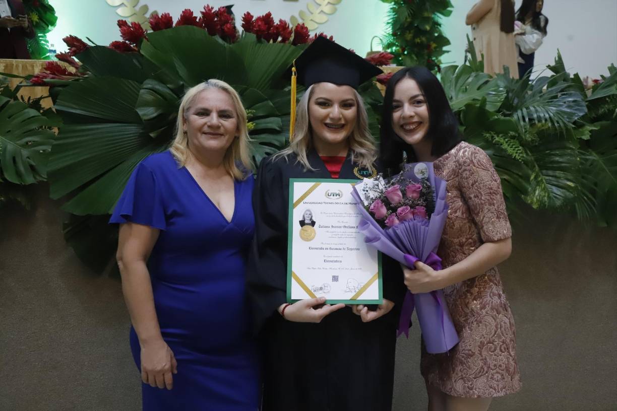 Elibenia Miranda, Tatiana y Gabriela Orellana