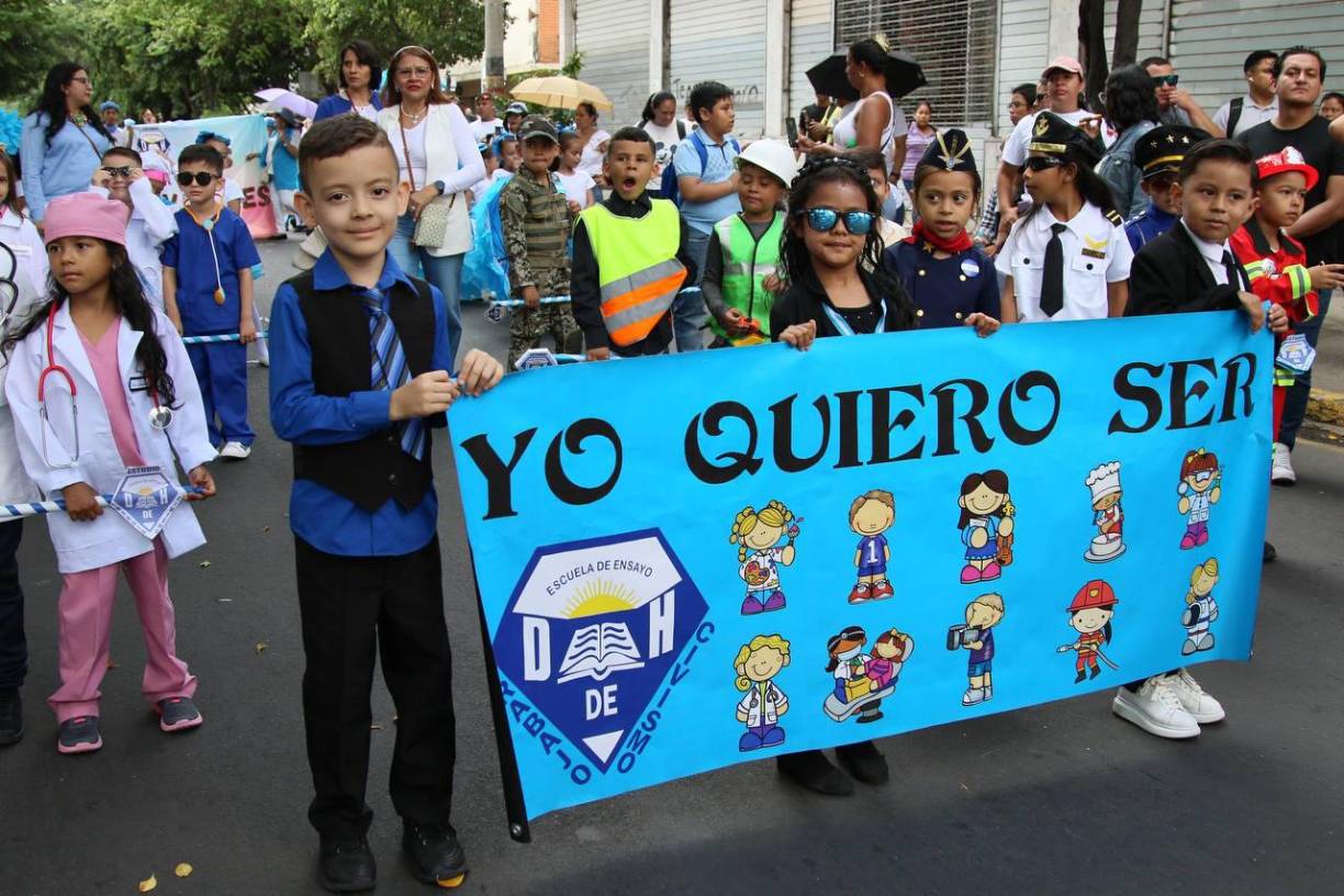 Estos pequeños desfilaron vestidos con lo que anhelan ser cuando sean profesionales. 