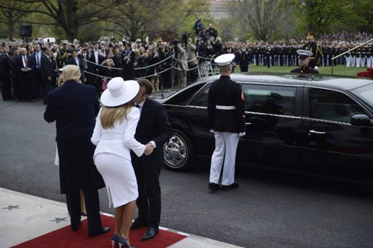 La primera dama y el presidente estadounidense recibieron con una pomposa ceremonia al mandatario francés en los jardines de la Casa Blanca.