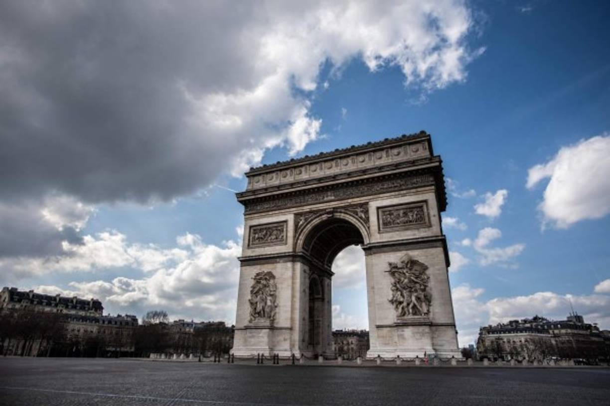 En Francia, el presidente Emmanuel Macron impuso un confinamiento casi total para evitar el avance del letal virus.