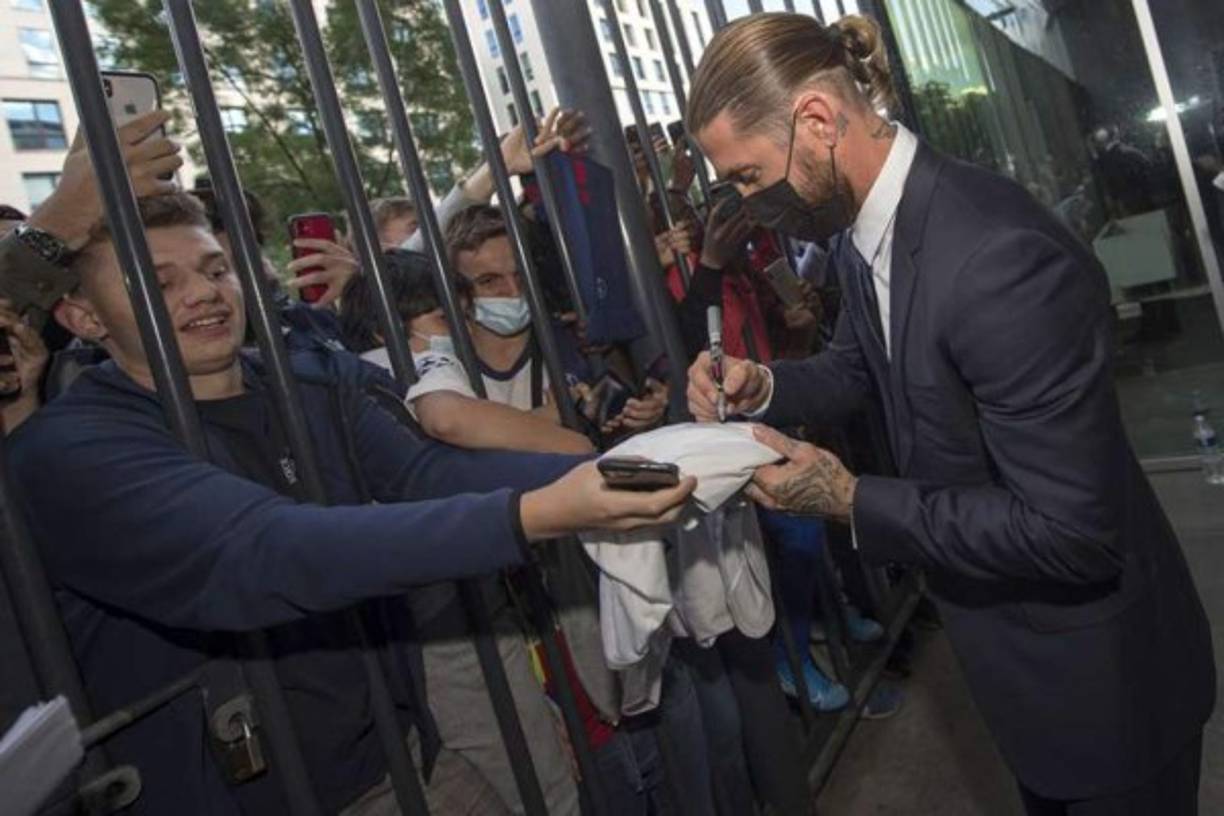 El nuevo jugador del PSG firmó muchos autógrafos a los aficionados del equipo francés, que ya le empezaron a mostrar su cariño.