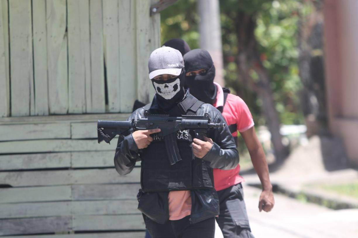 La zona fue rastreada para buscar a los pandilleros que inicialmente se habían enfrentado a balazos con los policías.