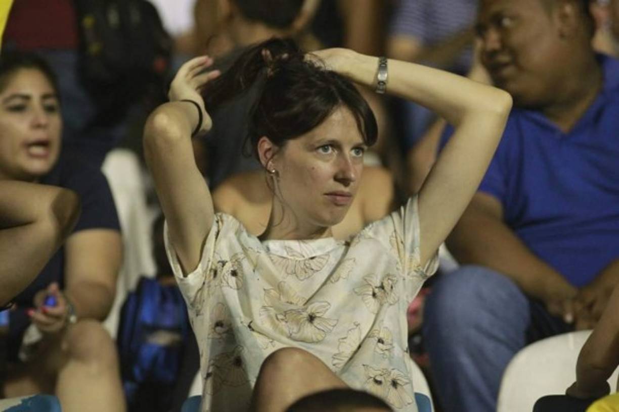 Una aficionada en las gradas del estadio Morazán durante el partido Parrillas One-Real España.